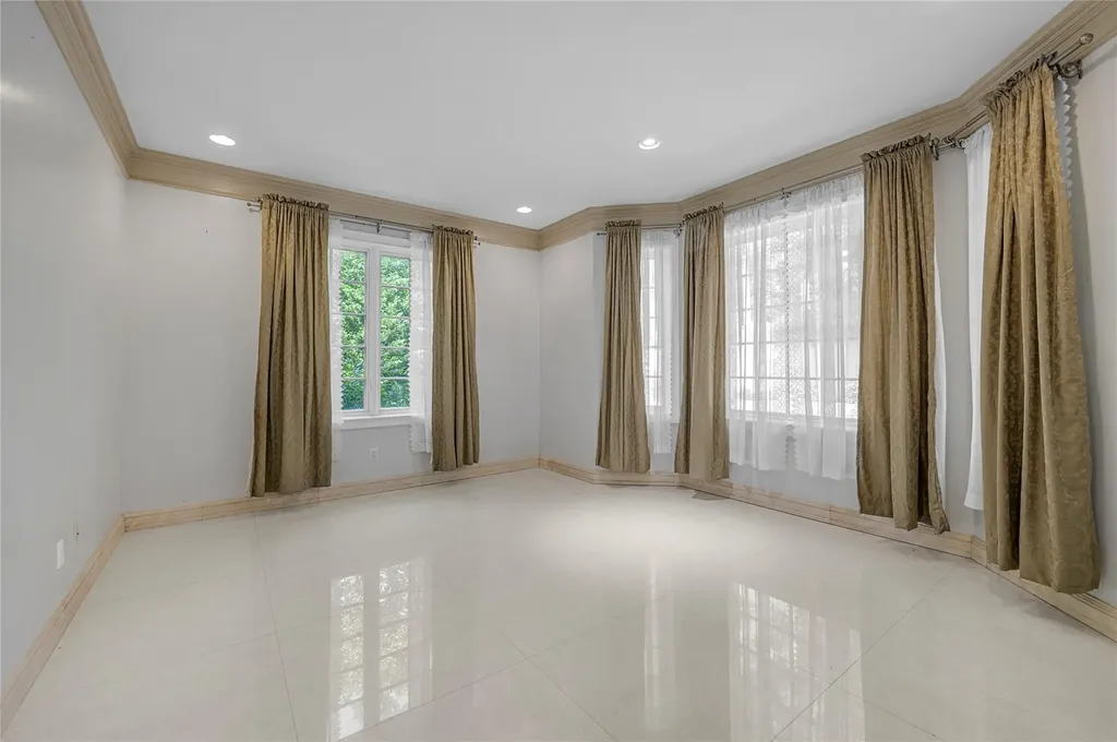 8 Chanticlare Drive Manhasset NY 11030