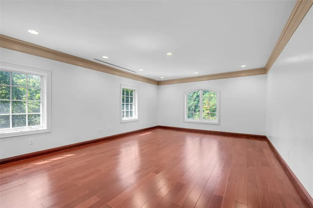 8 Chanticlare Drive Manhasset NY 11030