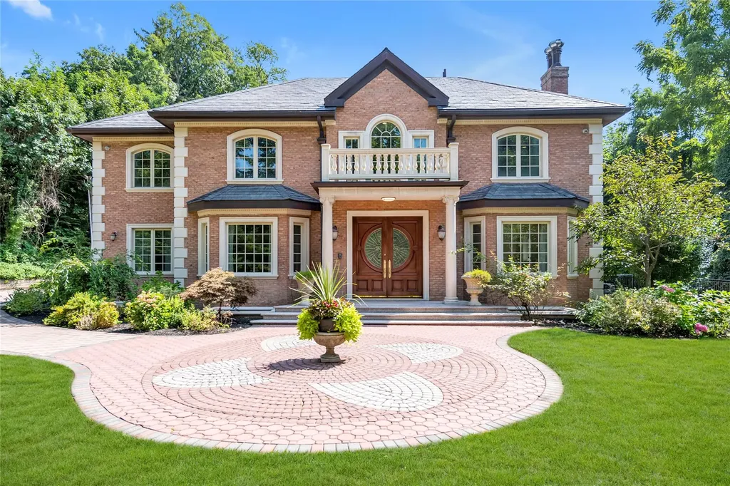 8 Chanticlare Drive Manhasset NY 11030
