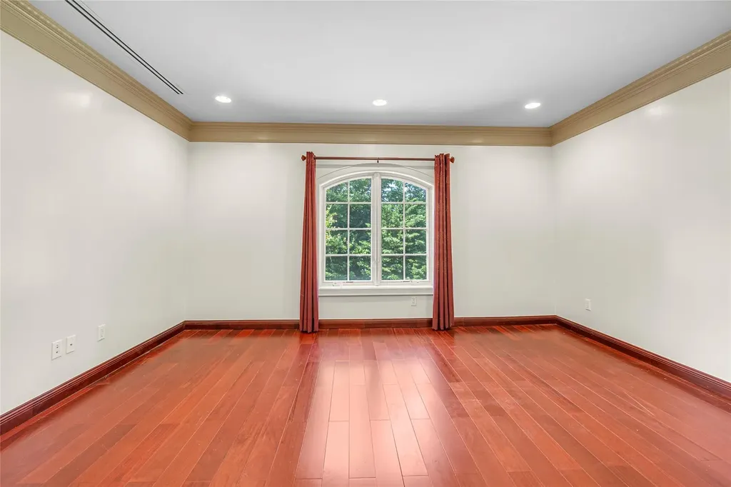 8 Chanticlare Drive Manhasset NY 11030