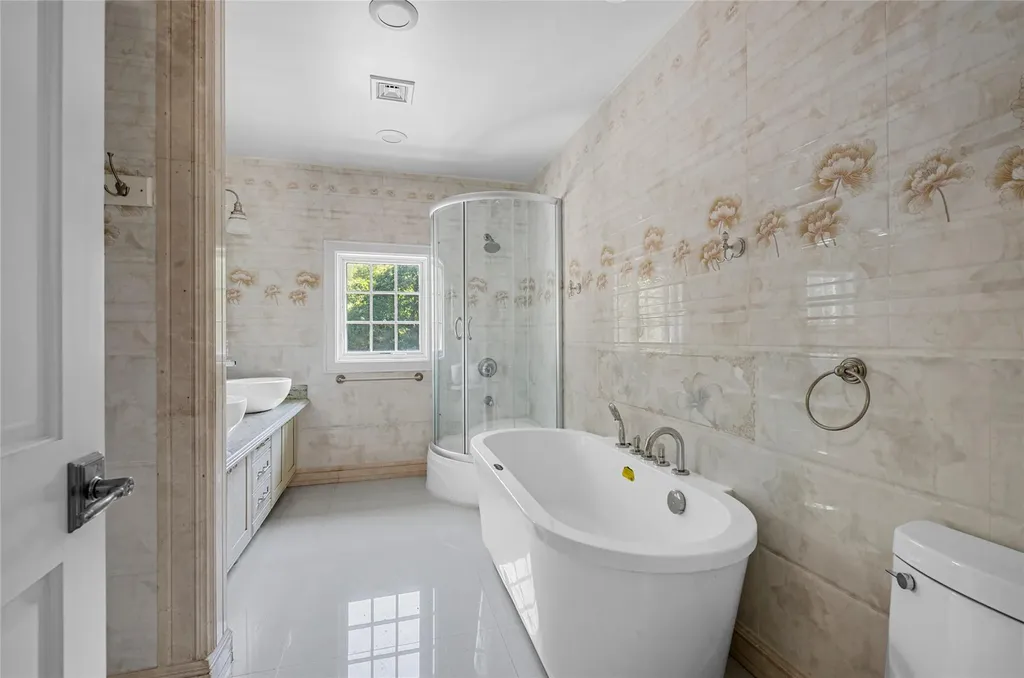 8 Chanticlare Drive Manhasset NY 11030