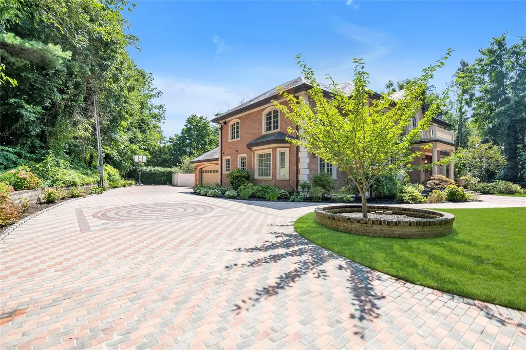8 Chanticlare Drive Manhasset NY 11030