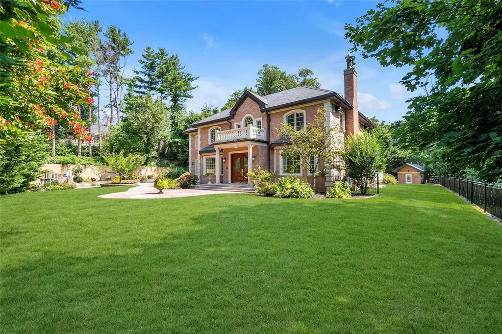 8 Chanticlare Drive Manhasset NY 11030