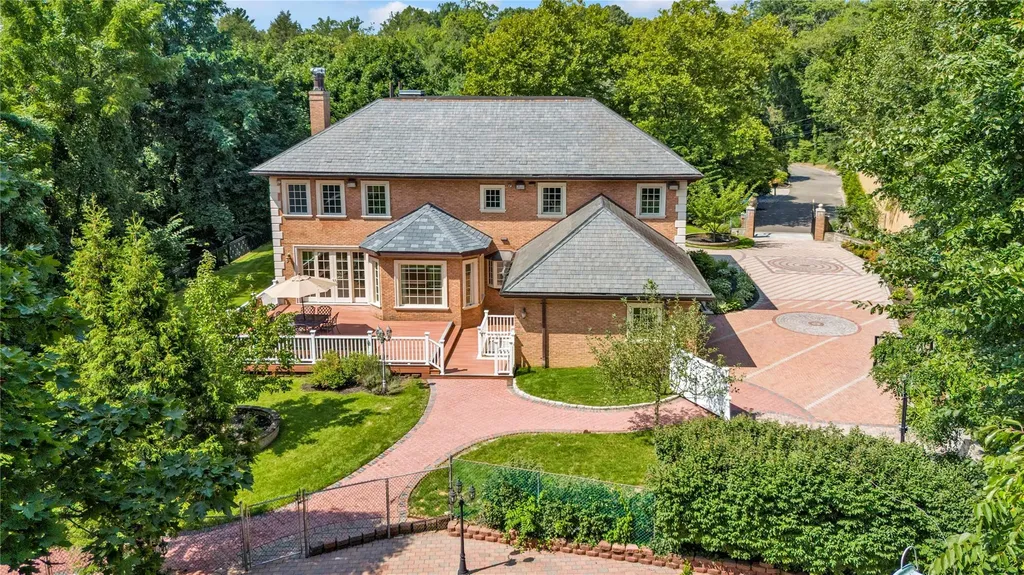 8 Chanticlare Drive Manhasset NY 11030