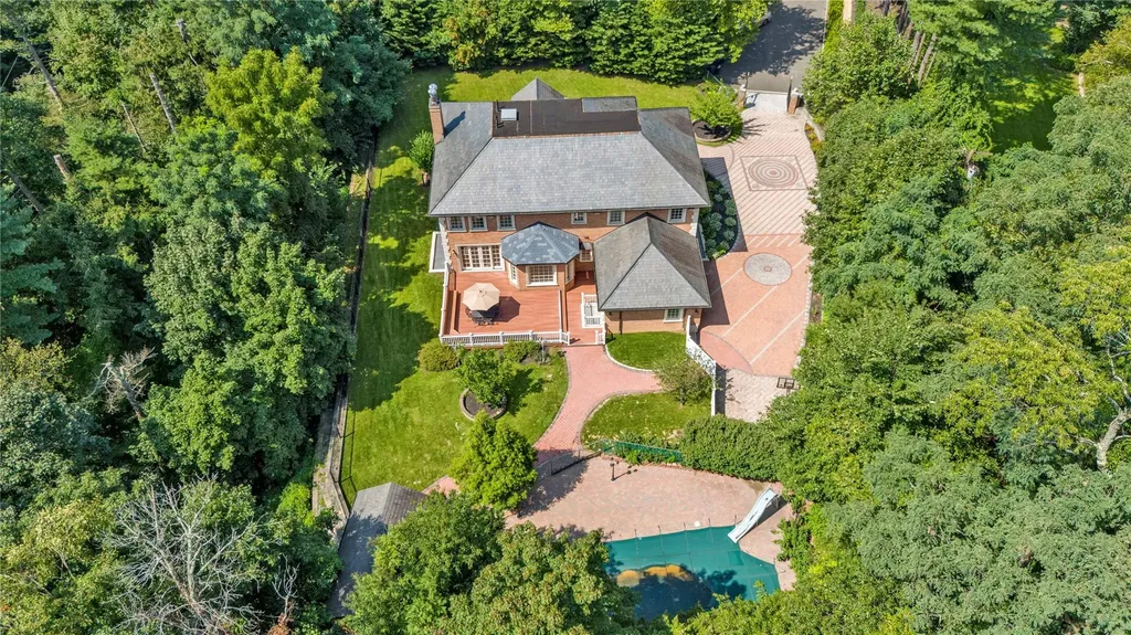 8 Chanticlare Drive Manhasset NY 11030