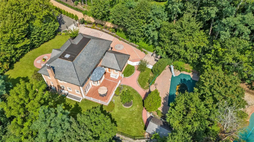 8 Chanticlare Drive Manhasset NY 11030