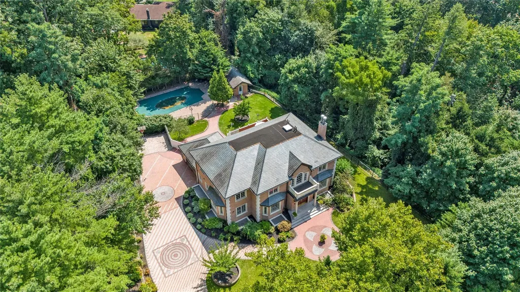 8 Chanticlare Drive Manhasset NY 11030