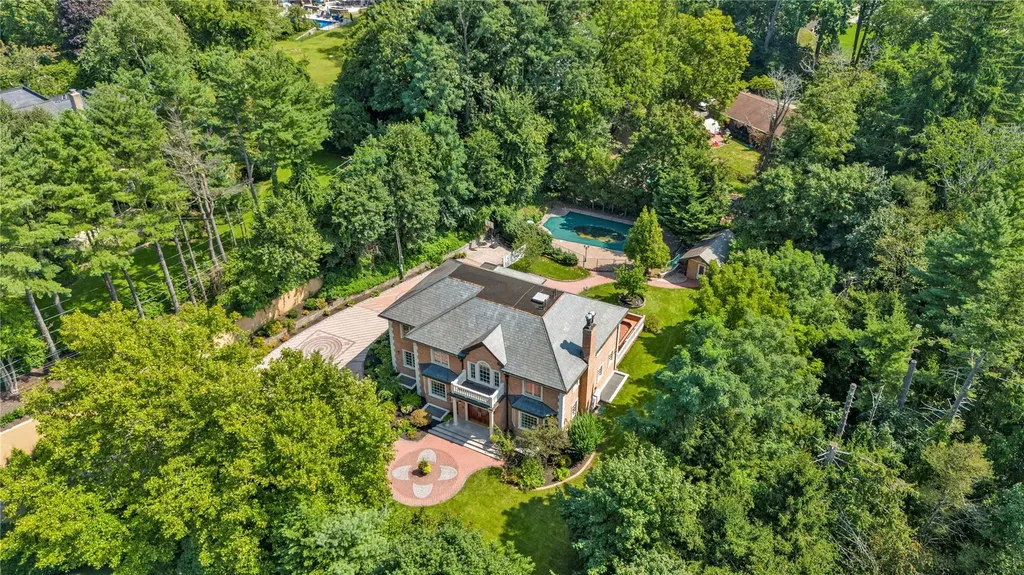 8 Chanticlare Drive Manhasset NY 11030