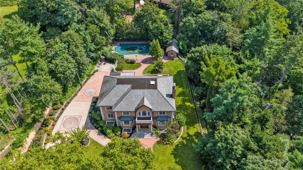 8 Chanticlare Drive Manhasset NY 11030