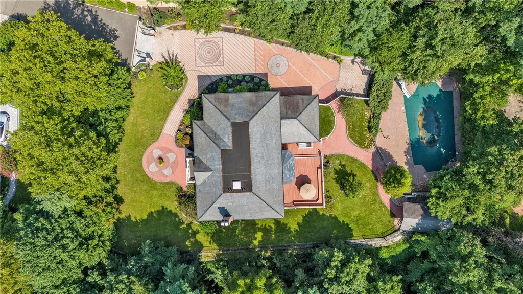 8 Chanticlare Drive Manhasset NY 11030