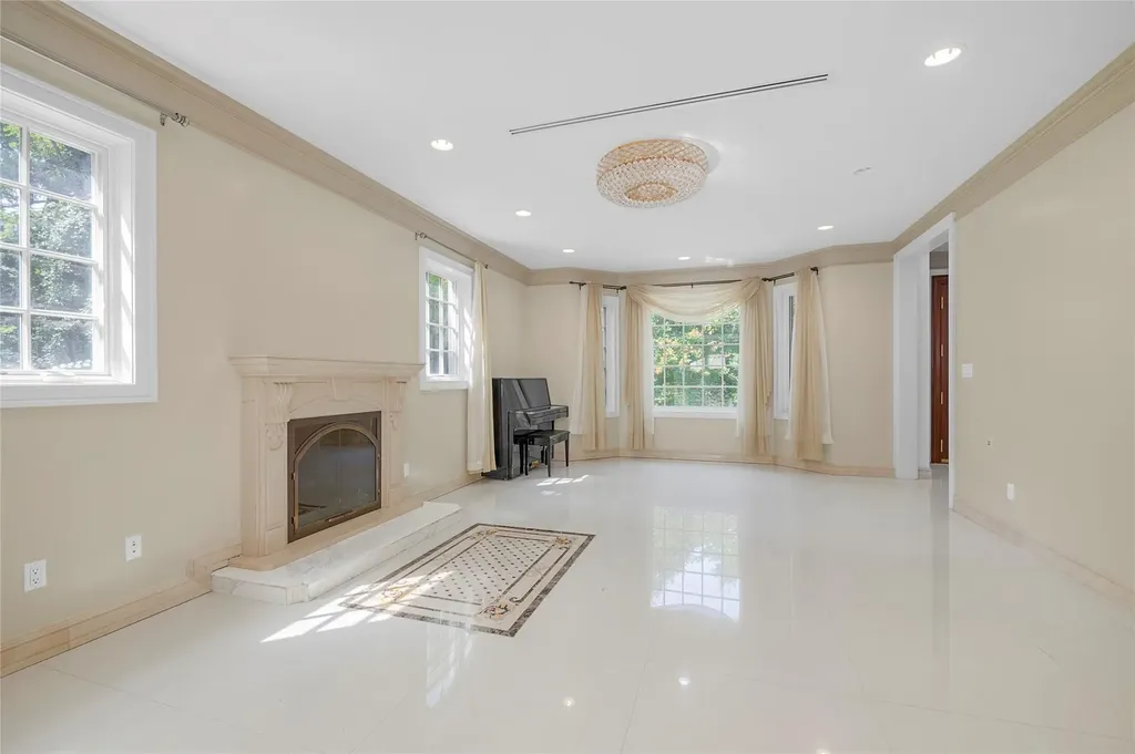 8 Chanticlare Drive Manhasset NY 11030