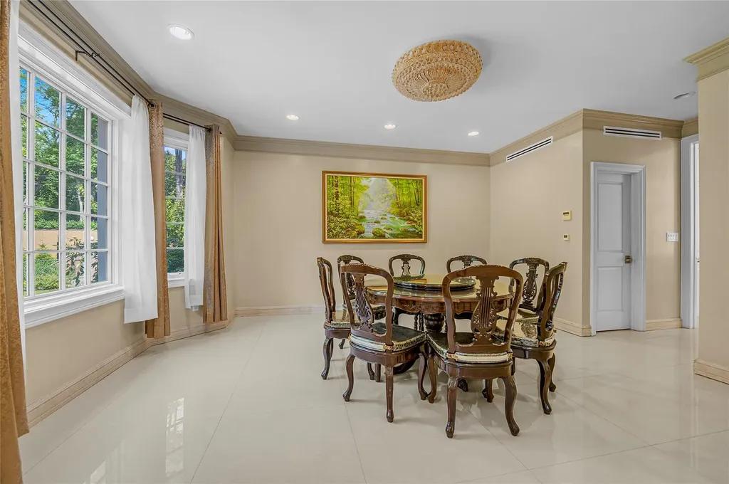 8 Chanticlare Drive Manhasset NY 11030