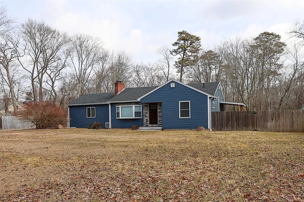 21 Peconic Road Ridge NY 11961
