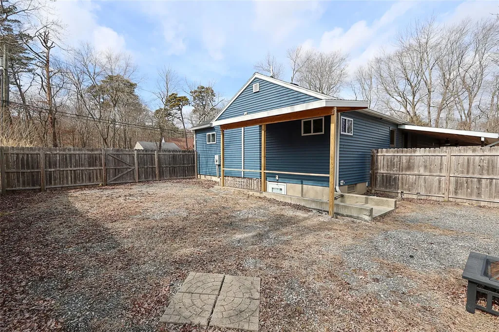 21 Peconic Road Ridge NY 11961