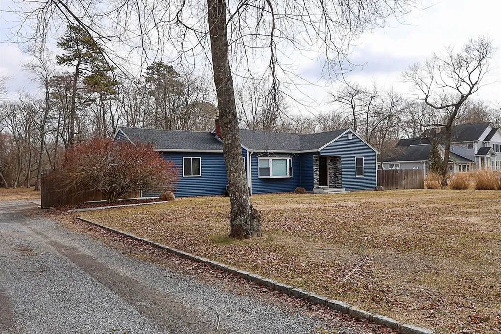 21 Peconic Road Ridge NY 11961