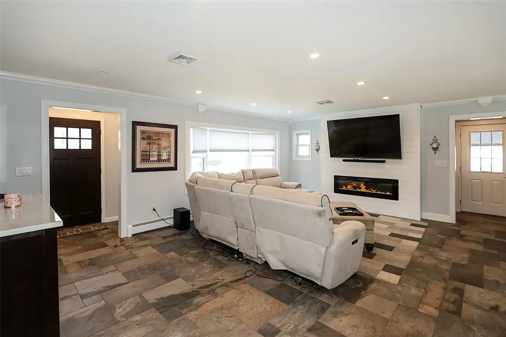 21 Peconic Road Ridge NY 11961