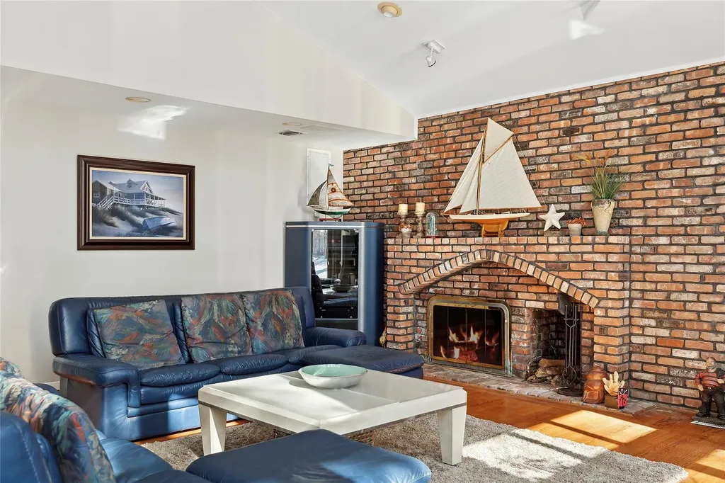 6 Ridings Road Northport NY 11768
