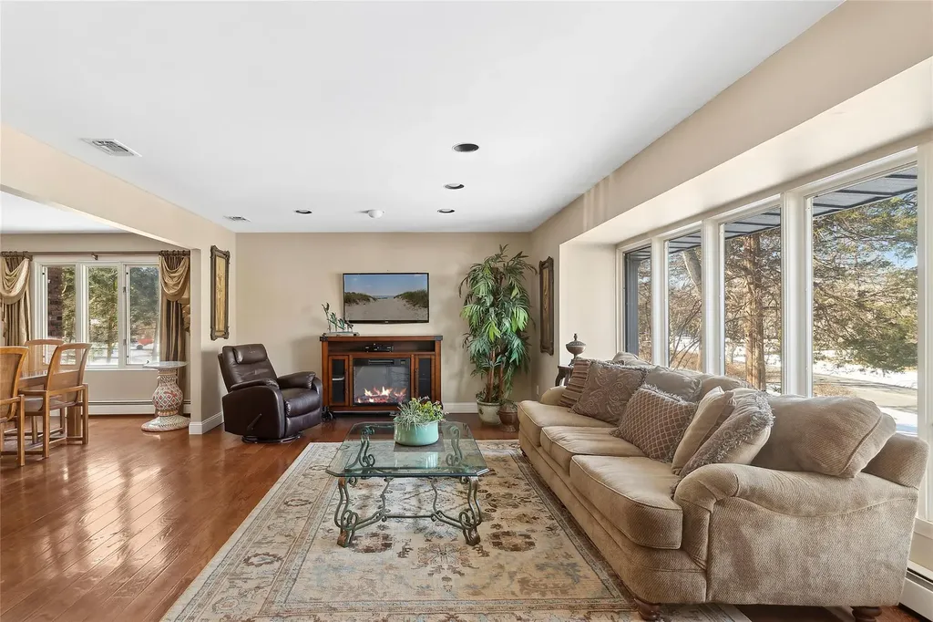 6 Ridings Road Northport NY 11768