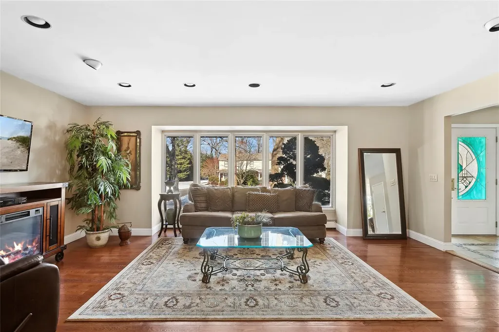 6 Ridings Road Northport NY 11768