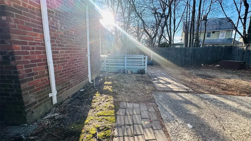 141 Oak Avenue Hempstead NY 11550