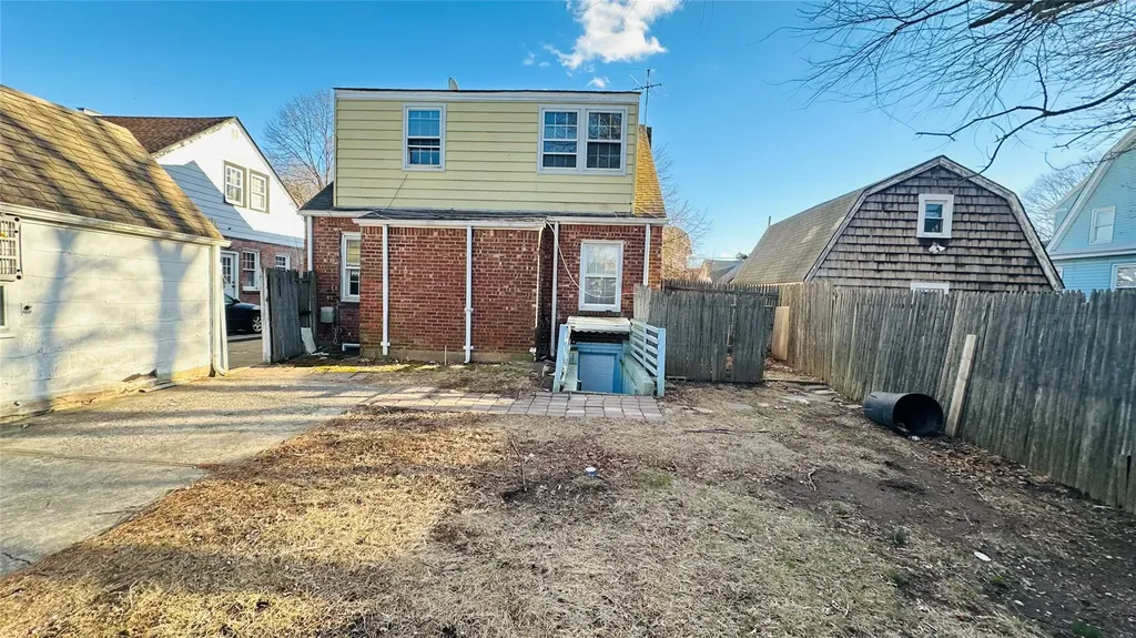 141 Oak Avenue Hempstead NY 11550