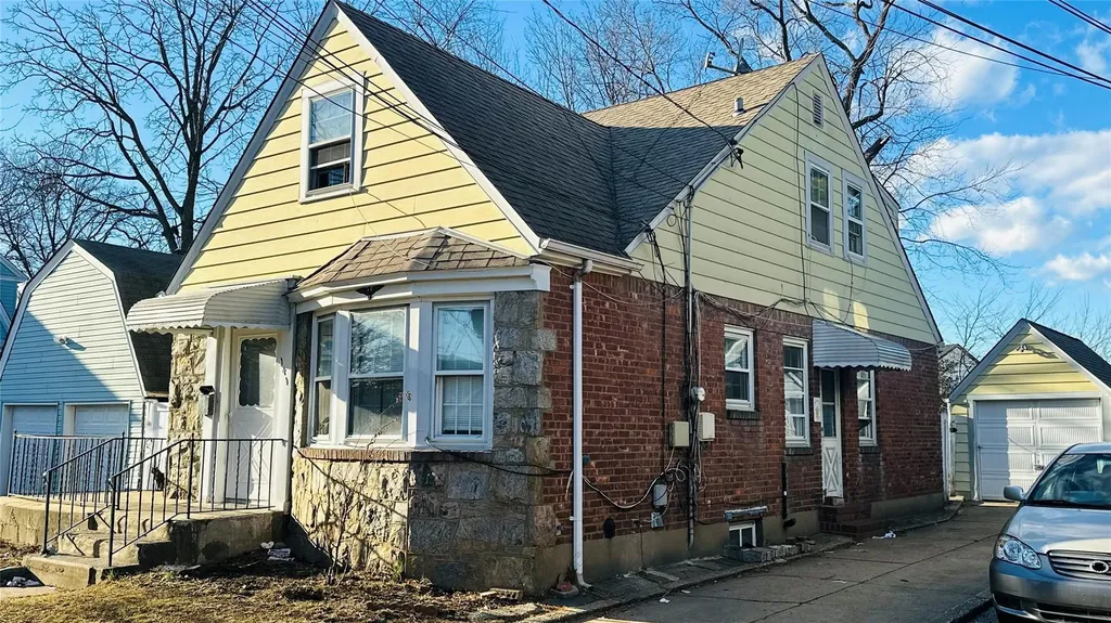 141 Oak Avenue Hempstead NY 11550