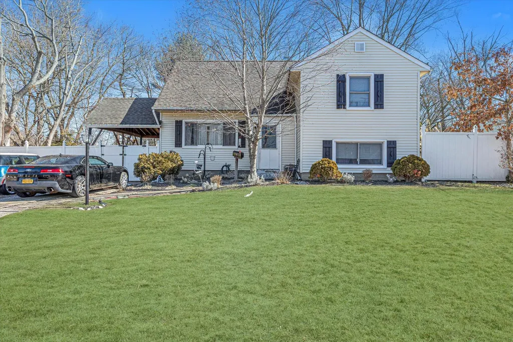 68 Picket Lane Centereach NY 11720