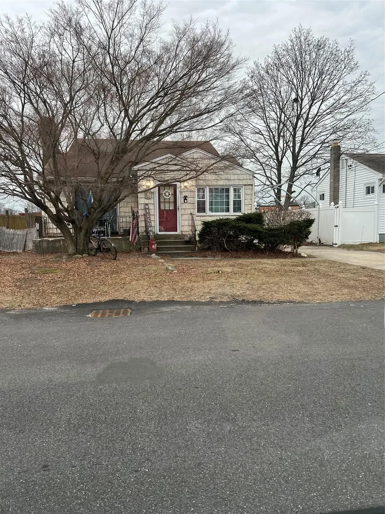 417 N Monroe Avenue Babylon NY 11757