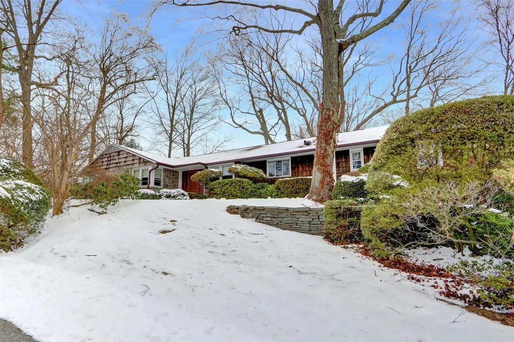 59 The Hemlocks Roslyn NY 11576