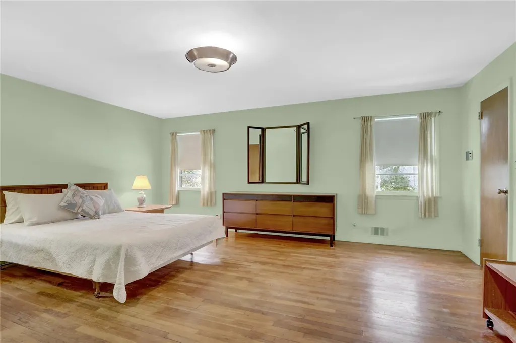 59 The Hemlocks Roslyn NY 11576