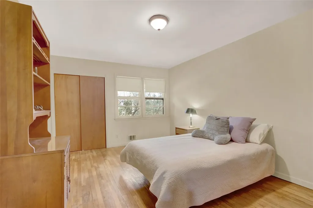 59 The Hemlocks Roslyn NY 11576
