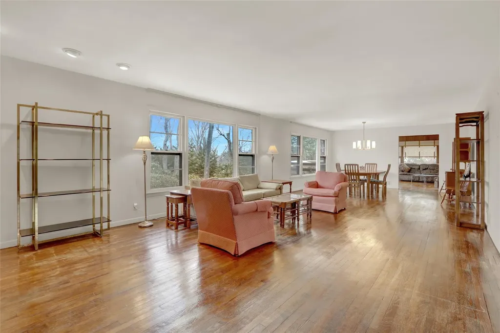 59 The Hemlocks Roslyn NY 11576