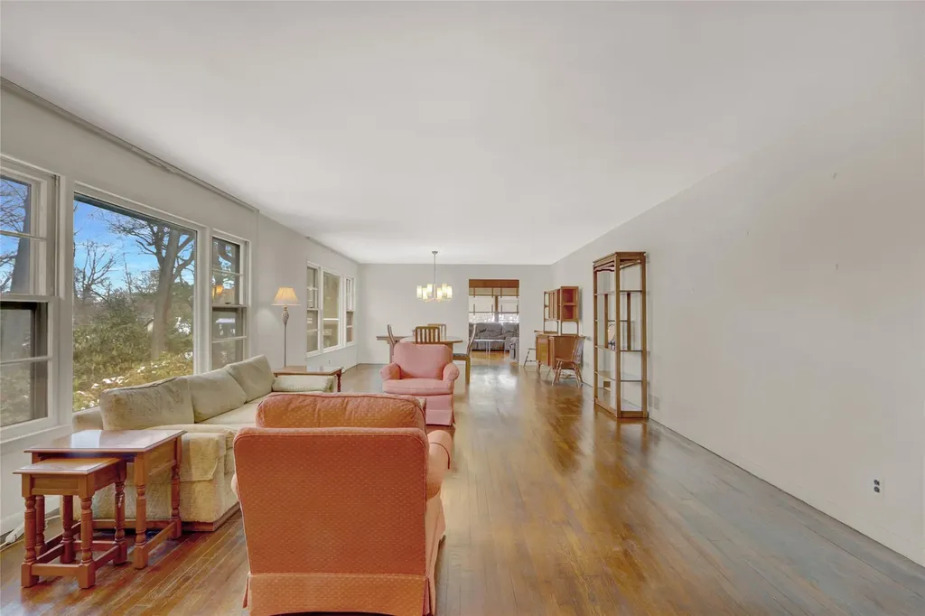 59 The Hemlocks Roslyn NY 11576