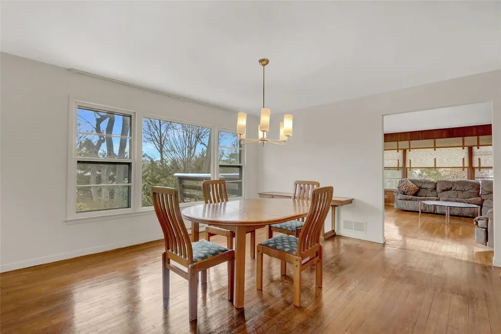 59 The Hemlocks Roslyn NY 11576