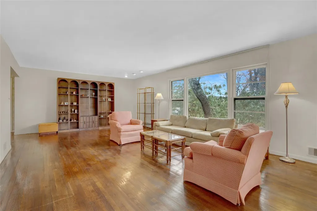 59 The Hemlocks Roslyn NY 11576