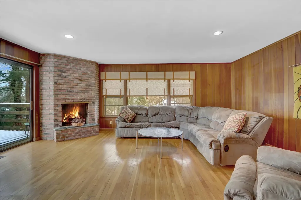 59 The Hemlocks Roslyn NY 11576