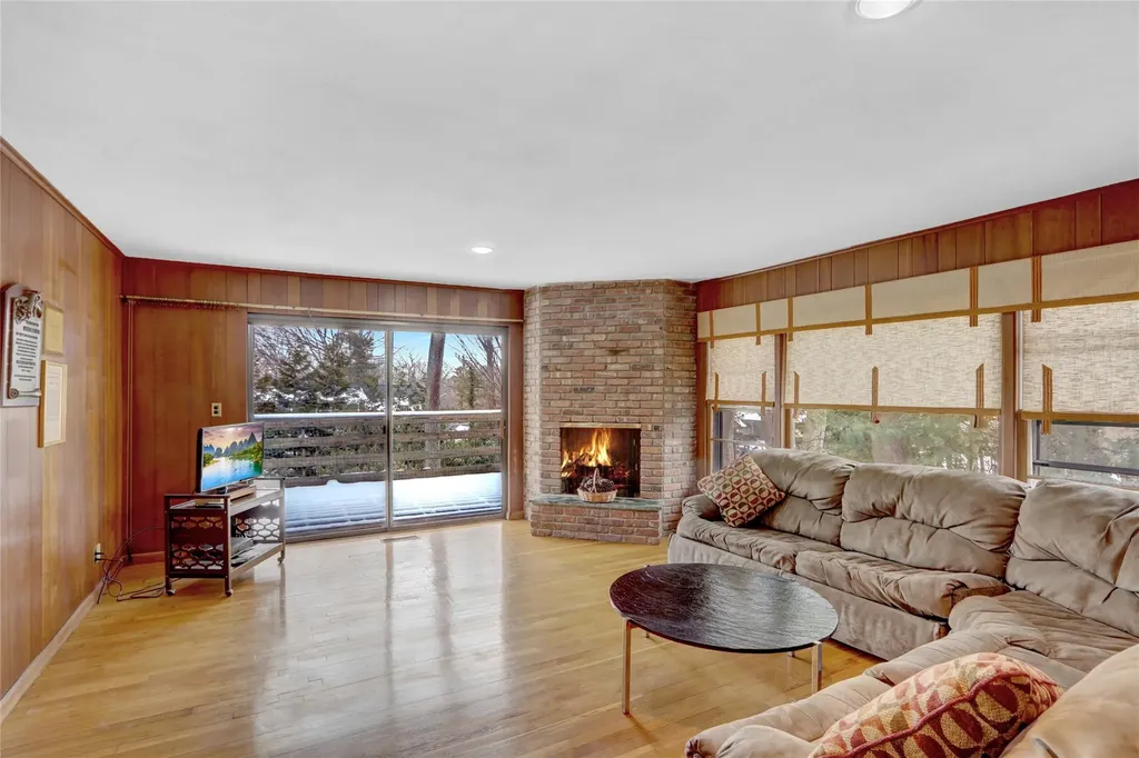59 The Hemlocks Roslyn NY 11576