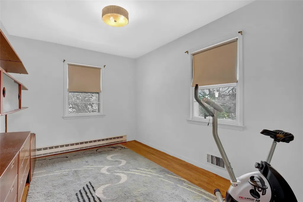 59 The Hemlocks Roslyn NY 11576