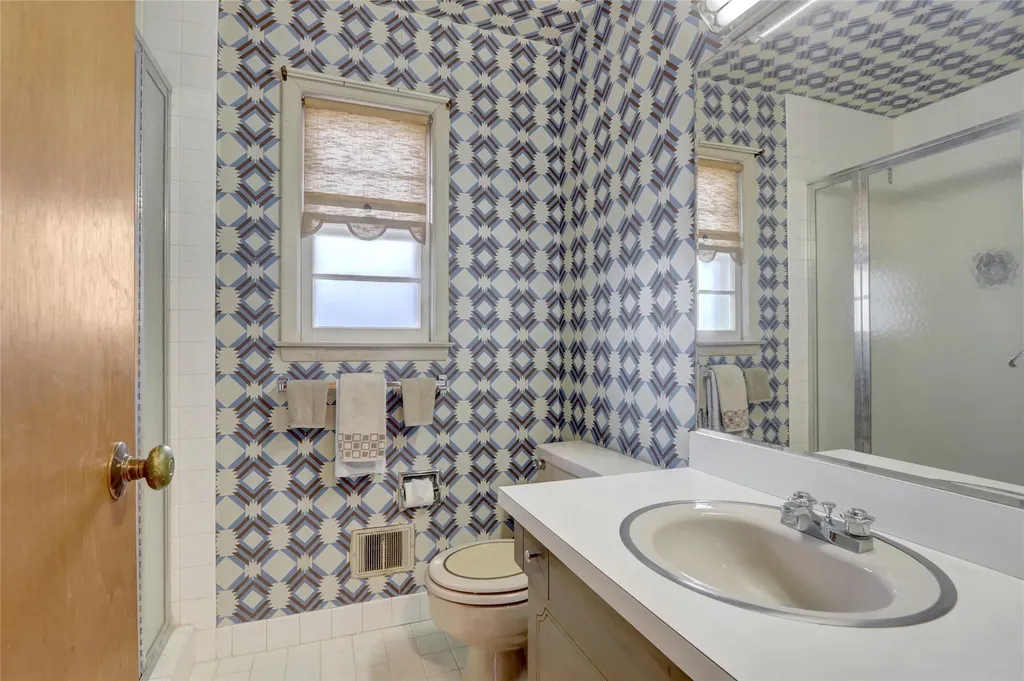 59 The Hemlocks Roslyn NY 11576