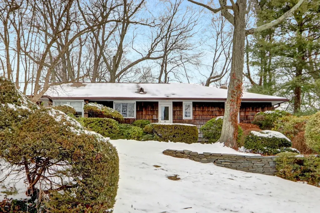 59 The Hemlocks Roslyn NY 11576