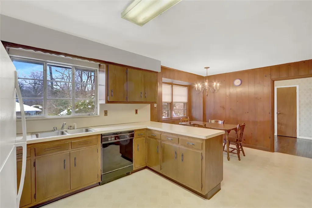 59 The Hemlocks Roslyn NY 11576