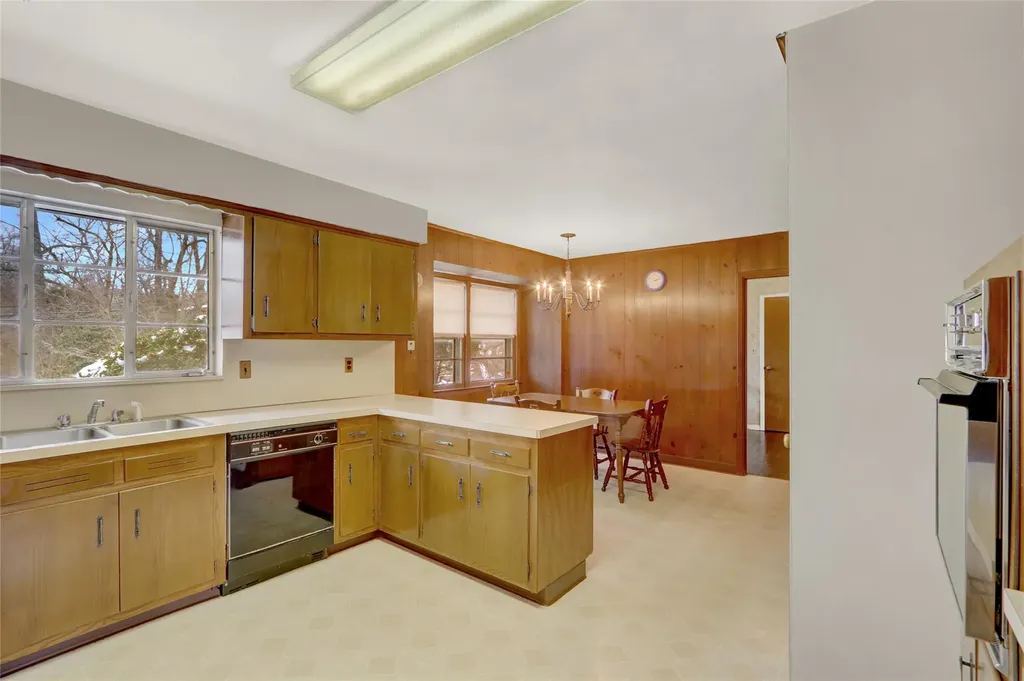 59 The Hemlocks Roslyn NY 11576