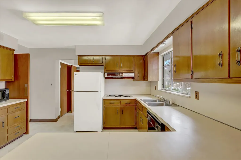 59 The Hemlocks Roslyn NY 11576