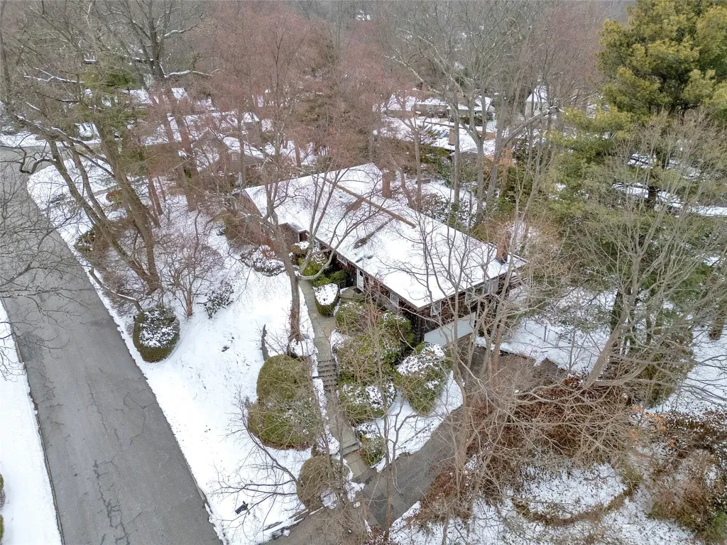 59 The Hemlocks Roslyn NY 11576