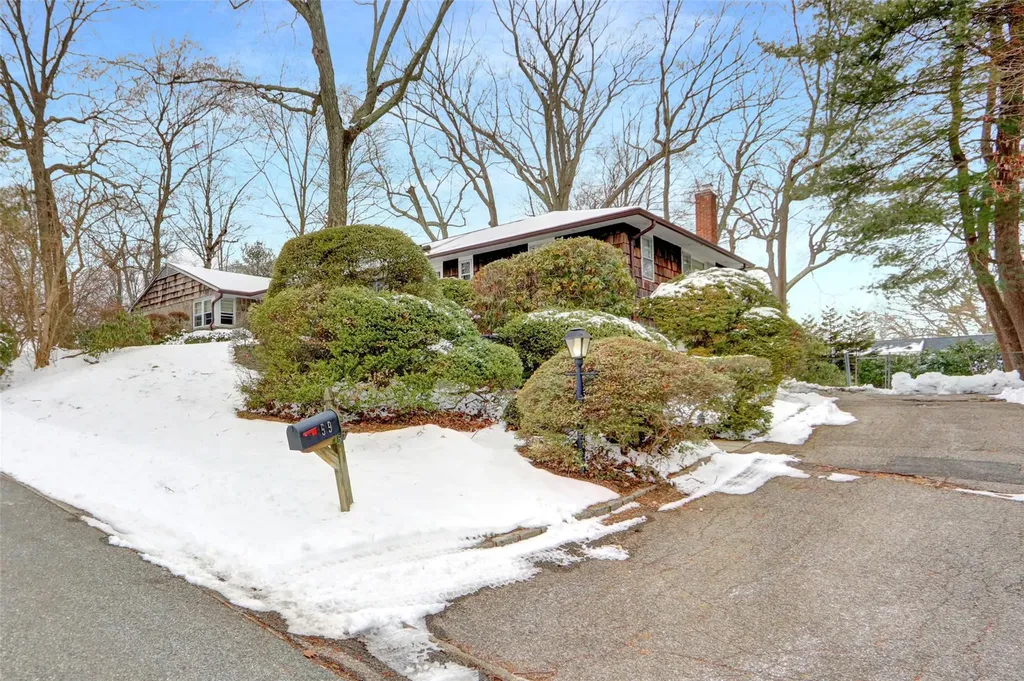 59 The Hemlocks Roslyn NY 11576