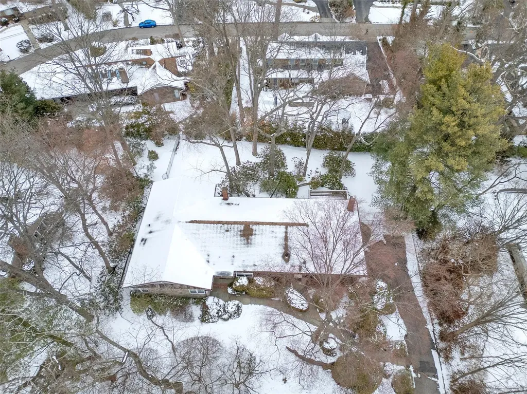 59 The Hemlocks Roslyn NY 11576