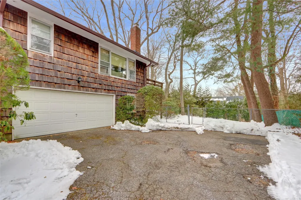 59 The Hemlocks Roslyn NY 11576