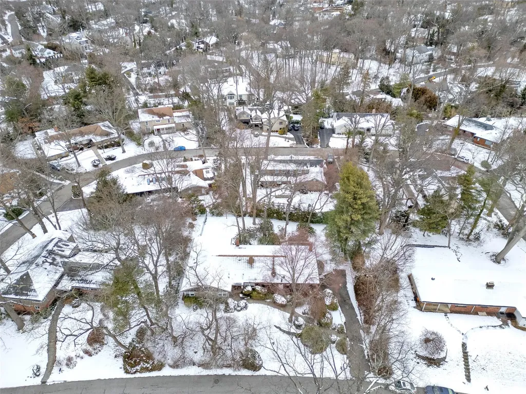 59 The Hemlocks Roslyn NY 11576