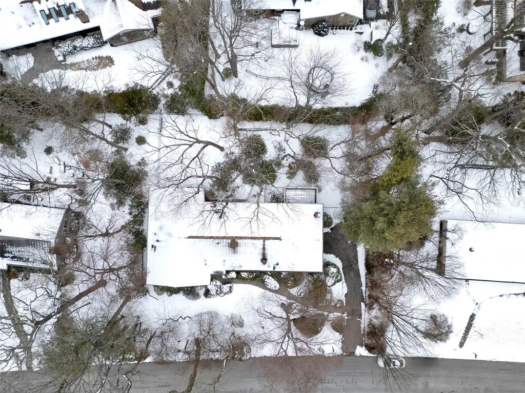 59 The Hemlocks Roslyn NY 11576