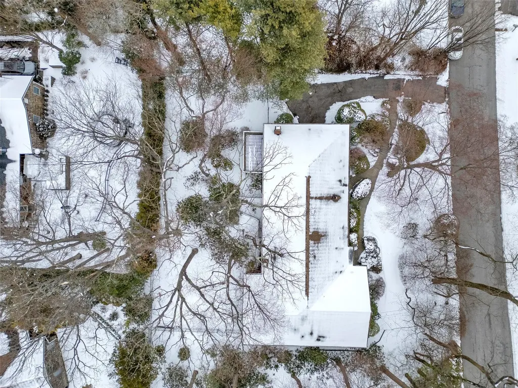 59 The Hemlocks Roslyn NY 11576